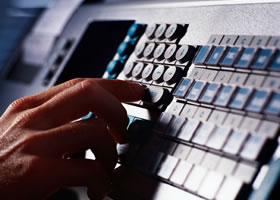 多制式数字蜂窝移动台自动检测系统